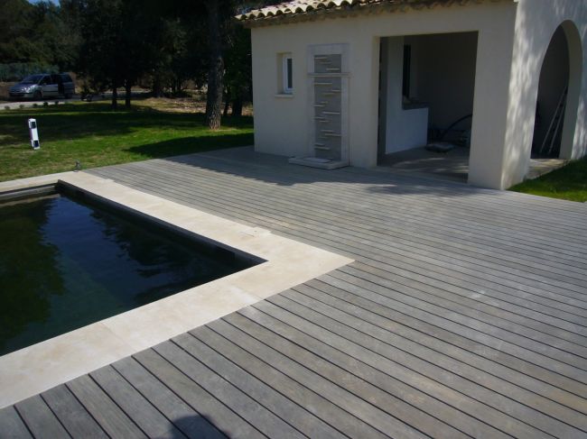 Terrasse en bois à aix en provence pour contour de piscine